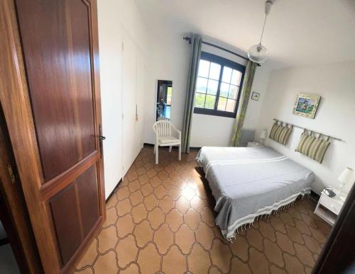 - une chambre avec un lit et une porte en bois dans l'établissement Résidence Espadon - Appartement à 100m de la plage avec 4 couchages MAE-1491, à Six-Fours-les-Plages