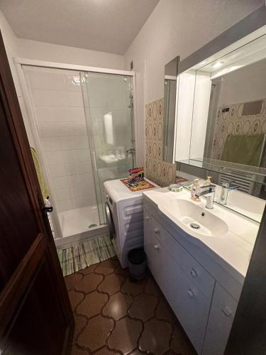 une salle de bain avec un lavabo, une douche et des toilettes dans l'établissement Résidence Espadon - Appartement à 100m de la plage avec 4 couchages MAE-1491, à Six-Fours-les-Plages