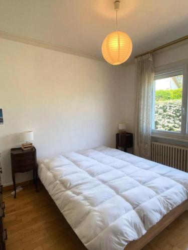 un grand lit blanc dans une chambre avec une fenêtre dans l'établissement Résidence C78-tregastel - Guz Heol maison proche plage de la Grève Blanche MAE-3744, à Trégastel