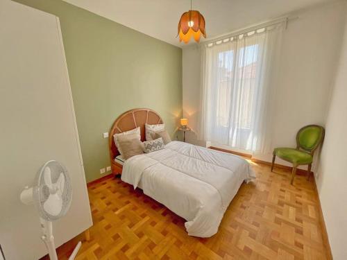 - une chambre avec un grand lit et un ventilateur dans l'établissement Escapade azuréenne, à Nice