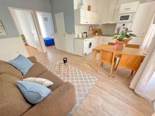 un salon avec un canapé et une table dans l'établissement Escapade azuréenne, à Nice