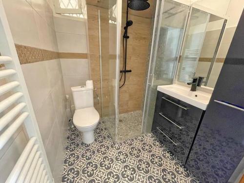 une salle de bain avec toilettes, douche et lavabo dans l'établissement Escapade azuréenne, à Nice