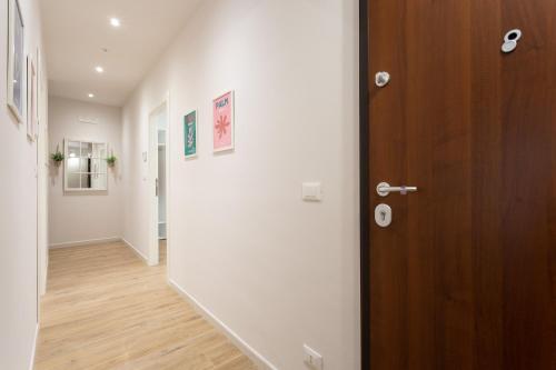 a hallway with a wooden door in a room at Lu Mari Rooms in Marina di Ragusa