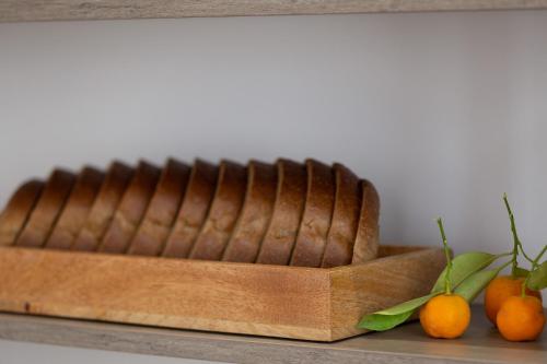 a wooden box with some oranges on a shelf at Lu Mari Rooms in Marina di Ragusa