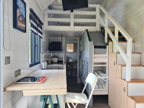 Cette petite maison comprend un bureau et une mezzanine. dans l'établissement Tiny House, à Varneville-Bretteville