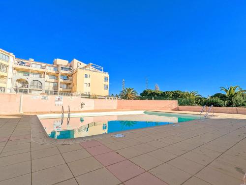 une piscine devant un immeuble dans l'établissement Cap d'Agde T2 4-6 personnes Mezzanine Vue mer Piscine Wifi, au Cap d'Agde