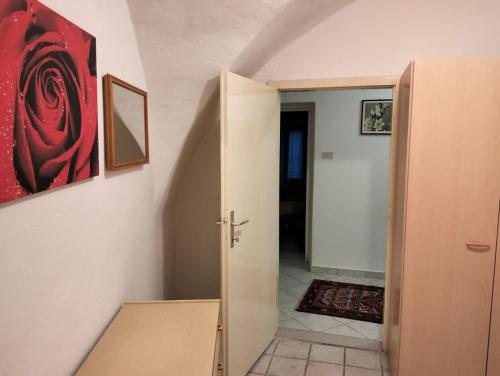a hallway with a door to a room with a painting at App. Valentina in Segonzano