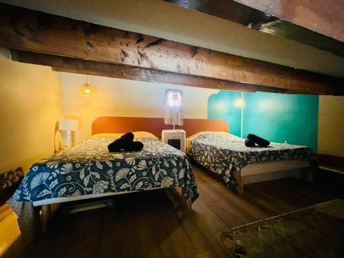 - deux lits dans une chambre avec deux chapeaux noirs dans l'établissement Cap d'Agde T2 4-6 personnes Mezzanine Vue mer Piscine Wifi, au Cap d'Agde