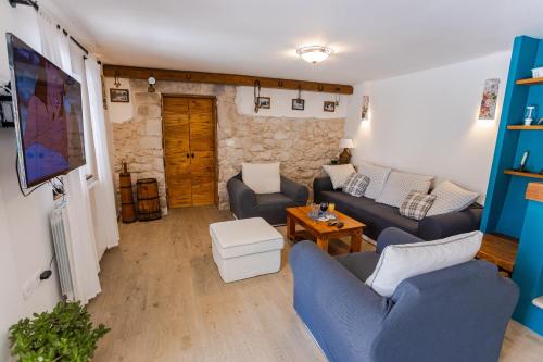 Χώρος καθιστικού στο Charming stone house with private pool & jacuzzi - Holiday Home Vera