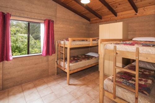 Cette chambre comprend 2 lits superposés et une fenêtre. dans l'établissement Sandy Bay Holiday Park, à Busselton