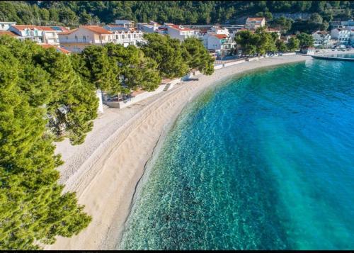 an aerial view of a beach and the ocean at Apartman Meri A - DONJI in Drvenik