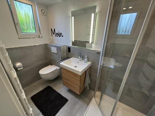un bagno con wc, lavandino e doccia di Birkenweg Ankerplatz I a Carolinensiel