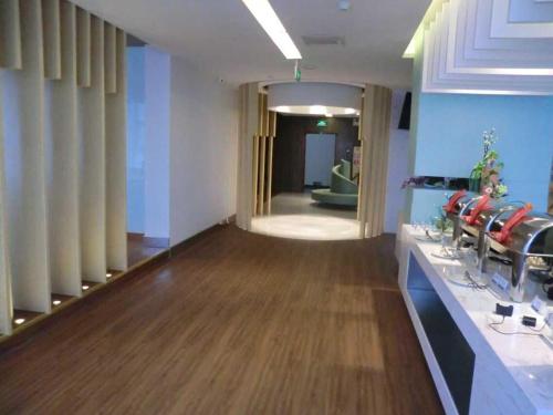 a room with a hair salon with red chairs at Jinjiang Inn Linyi South Suhe Road in Linyi