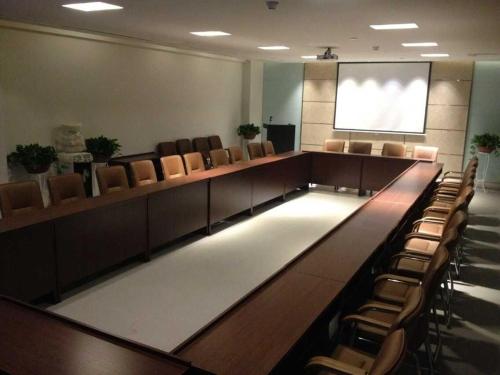 a conference room with chairs and a projection screen at Jinjiang Inn Linyi South Suhe Road in Linyi