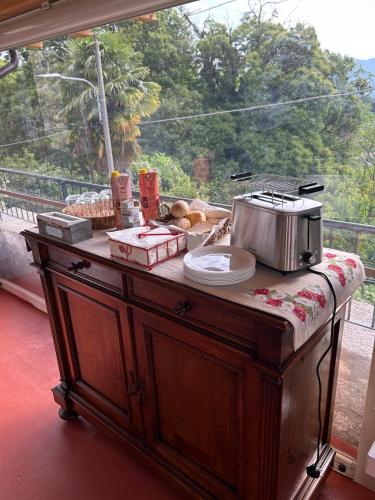 een aanrecht met een pot erop bij L Arcolaio in San Maurizio dʼOpaglio