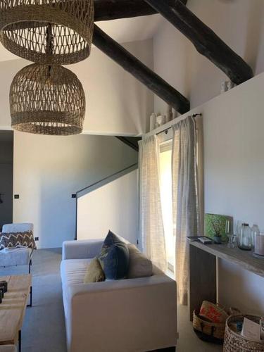 - un salon avec un canapé blanc et une fenêtre dans l'établissement Villa Pieds dans l eau, à Porto-Vecchio