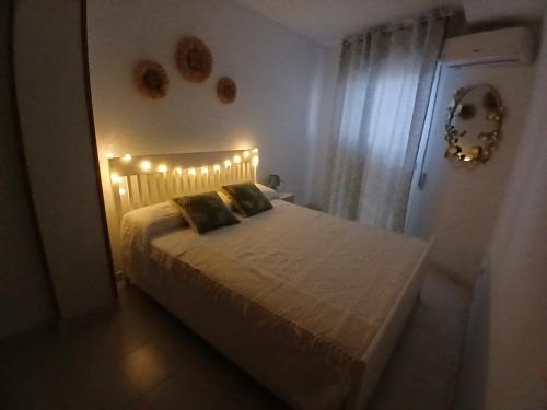 Un dormitorio con una cama con luces. en apartamento Cabo de Gata, en Cabo de Gata