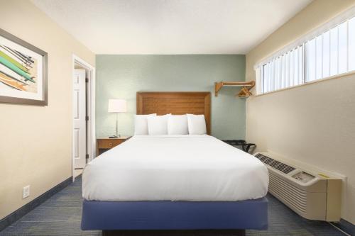 a bedroom with a large bed and a window at Beachside Resort Panama City Beach in Panama City Beach
