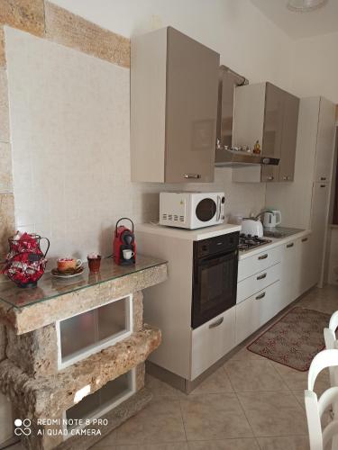 Kuchyň nebo kuchyňský kout v ubytování Villa Su Monte Abele
