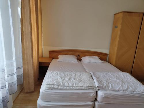 een bed met twee kussens erop in een slaapkamer bij Jūris in Nida