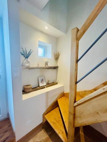 une pièce avec une cage d'escalier avec une échelle et une pièce avec dans l'établissement Le Cocon, à Braux