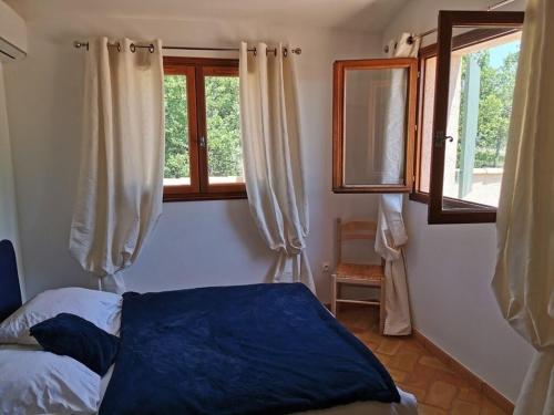 une chambre avec un lit et deux fenêtres dans l'établissement Villa de charme entre mer et montagne, à Mons