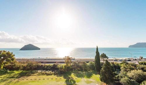 a view of the ocean with the sun shining at La casa di SELLY 3 - A 10 Metrì Dal Mare- in Bergeggi