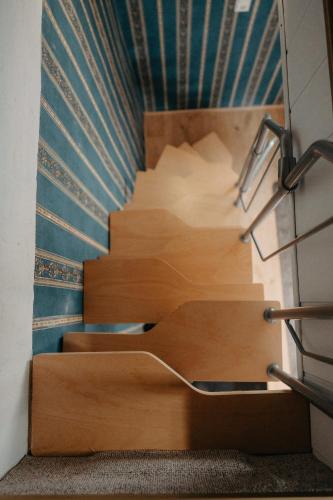 a set of stairs in a room with wood at Altes Häusle am Waschbach Anno 1625 Ferienwohnungen und Doppelzimmer in Edenkoben