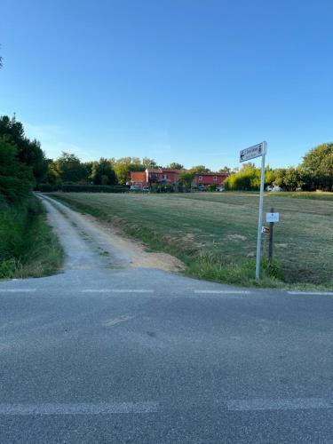 a street sign on the side of a road at Camera tripla Il Picchio Verde in Altopascio