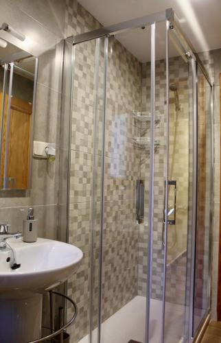 a bathroom with a sink and a shower at Apartamento Barranquilla in Poyales del Hoyo