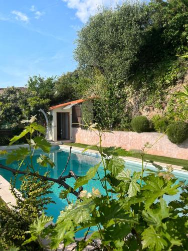 une piscine avec une maison en arrière-plan dans l'établissement Nissa la bella, Piscine et vue mer, à Nice