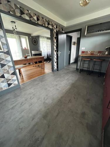 - un salon avec une table et du parquet dans l'établissement Maison le Ragean, à Lafeuillade-en-Vézie