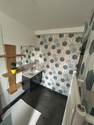 une salle de bain avec un lavabo et des toilettes dans l'établissement Maison le Ragean, à Lafeuillade-en-Vézie