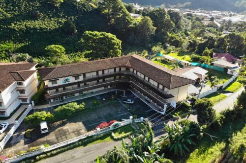 an aerial view of a building with a pool at Hotel Valle del Rio in Boquete