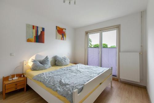 a bedroom with a bed and a window at Ferienwohnung Heimathafen in Wester-Ohrstedt