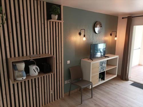 Μια τηλεόραση ή/και κέντρο ψυχαγωγίας στο Appartement entre Plage et Lac refait à neuf, wifi