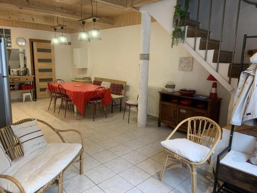 une salle à manger avec une table et des chaises rouges dans l'établissement le loft 19, à Villefranche-de-Conflent