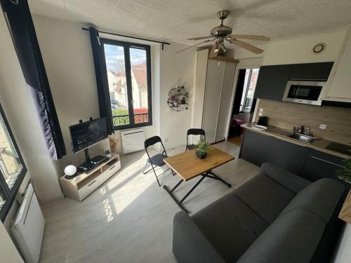 un salon avec un canapé et une table dans l'établissement Modern house CDG Astérix JO, à La Chapelle-en-Serval