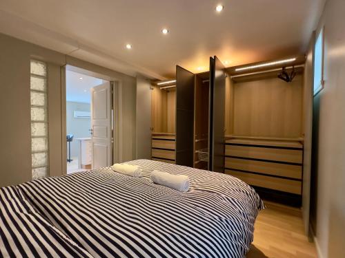 a bedroom with a large bed and a closet at Cozy nest- walking distance to city center in Bergen