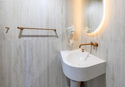 a bathroom with a sink and a mirror at Reiu Holiday Centre in Paikuse