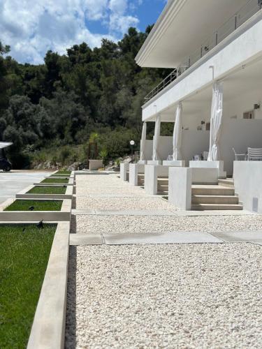 Κήπος έξω από το Petra Maris B&B