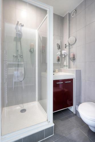 une salle de bain avec une douche, des toilettes et un lavabo dans l'établissement La Rotonde, à Saint-Malo