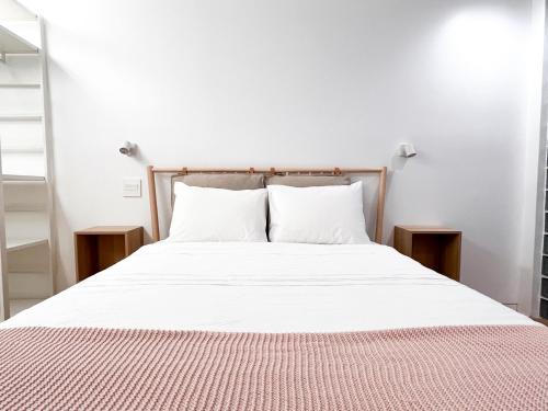 a bedroom with a bed with white sheets and pillows at Exquisite and Modern Stay in Brooklyn at Rem-Casa in Brooklyn