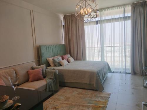 Postelja oz. postelje v sobi nastanitve Jupiter Saadiyat Beach New York Abu Dhabi university Studio Apartment