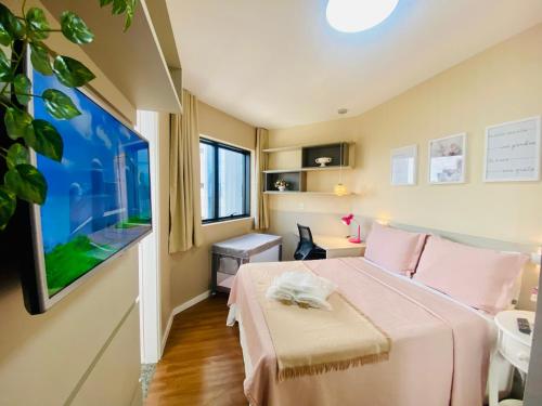 a bedroom with a bed and a fish tank on the wall at Maravilhoso! 2 suítes! Sua casa, no Salvador Prime! Wi-fi de 500 Mbps! in Salvador