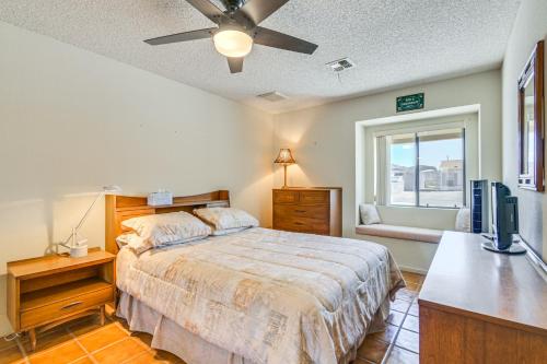 Ένα ή περισσότερα κρεβάτια σε δωμάτιο στο Bullhead City Home with Views, Close to Lake Mohave!