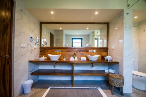 a bathroom with two sinks and a large mirror at Vi&ntilde;edos San Francisco in San Miguel de Allende