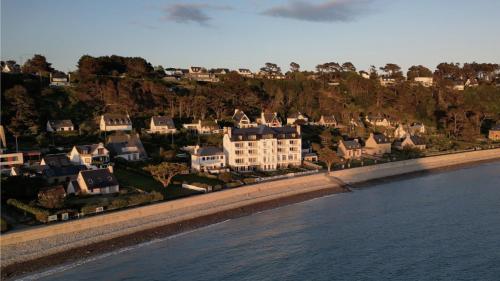 Photo de la galerie de l'établissement ROUZIC T4, Luxury 4 bedroom Apartment Breathtakin, à Trébeurden