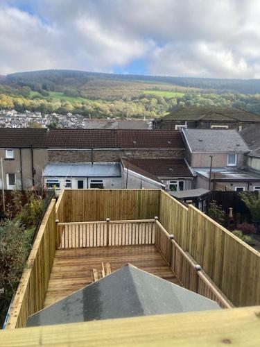 Mountain AshにあるTerrace with a Twist!の市街の景色を望むウッドデッキ