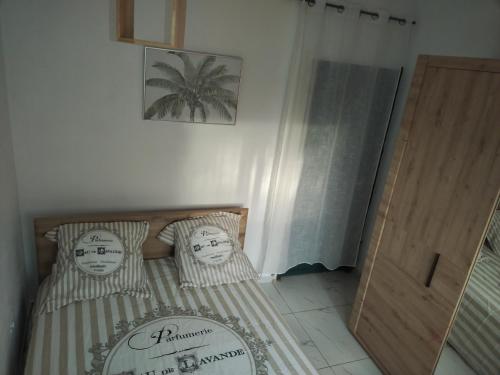 เตียงในห้องที่ Maeva Tana